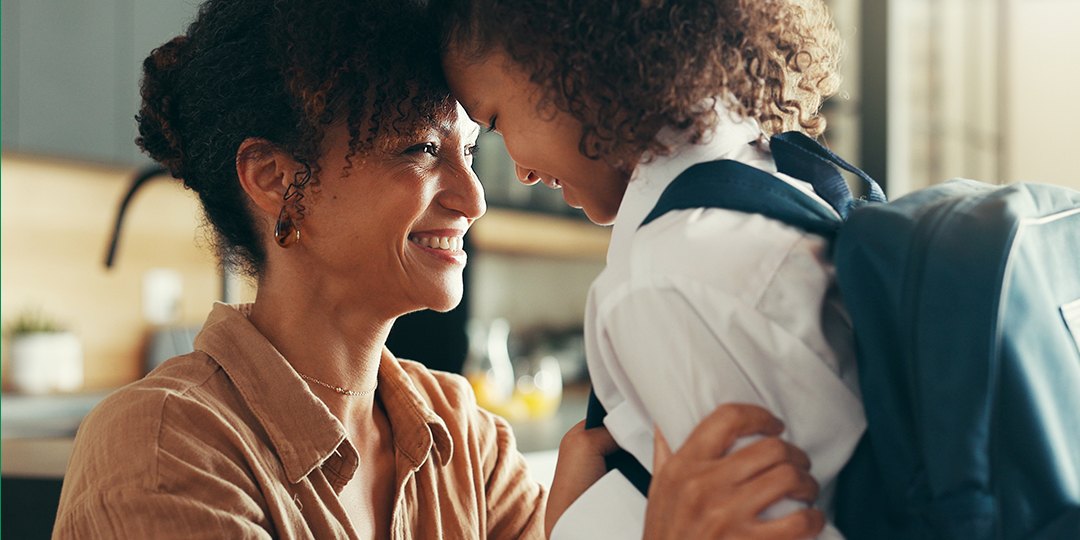 Mãe e filho prontos para a volta às aulas